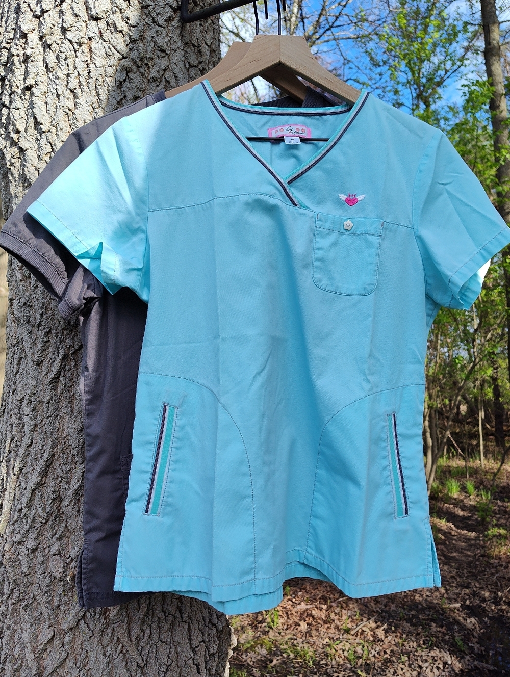 Koi Blue & Gray V-Neck Cotton Blend Scrubs Shirt Bundle Sz M Short Sleeve Ashley